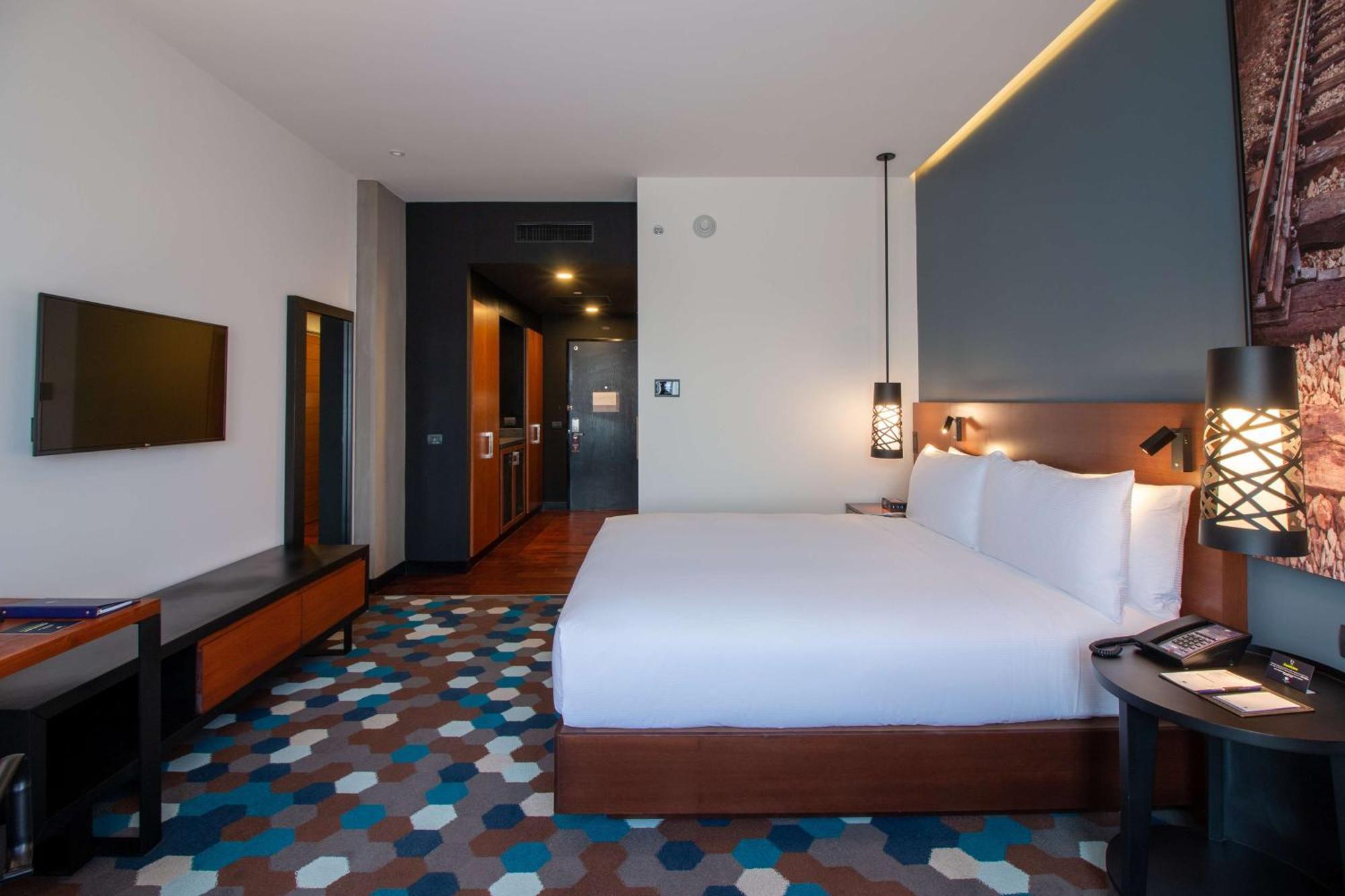 Doubletree By Hilton Celaya Селая Екстер'єр фото
