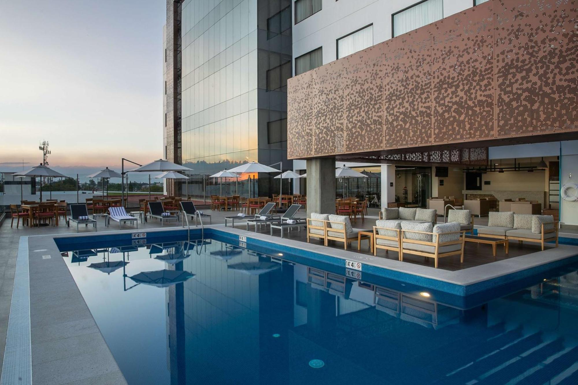 Doubletree By Hilton Celaya Селая Екстер'єр фото